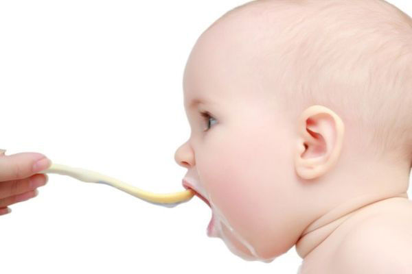 غذا دادن به کودک زیر شش ماه