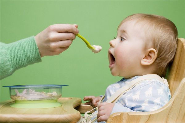 غذا دادن به کودک از چند ماهگی