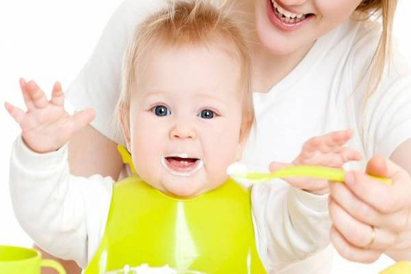 غذا دادن به نوزاد از کی شروع میشه