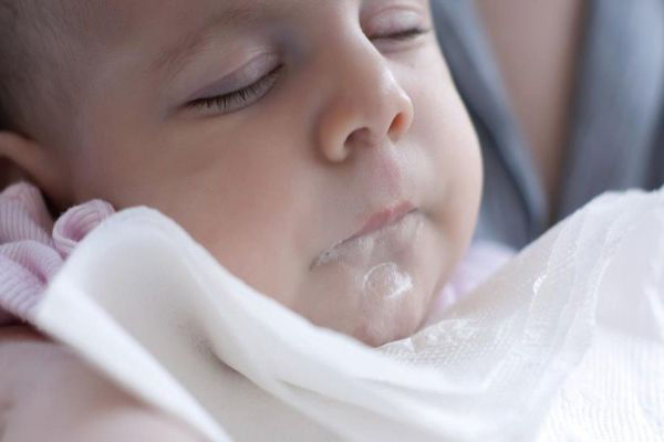 غذا دادن به نوزاد رفلاکسی
