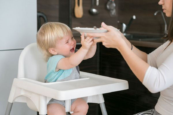 عوارض غذا دادن اجباری به کودک