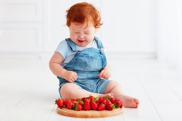 از چه سنی میتوان به کودک توت فرنگی داد