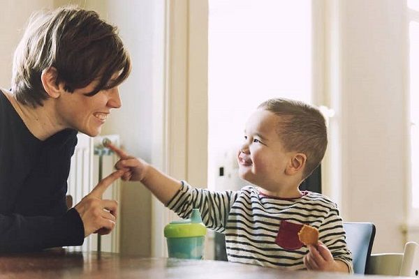 علائم هشداردهنده تاخیر تکاملی زبانی و ارتباطی در کودک
