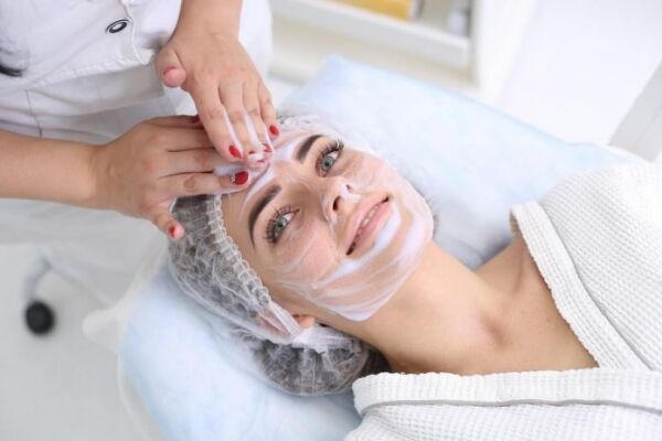 عوارض پاکسازی پوست صورت در آرایشگاه