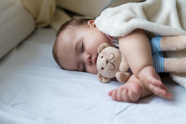 چه کار کنیم خواب نوزاد عمیق شود؟
