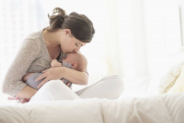 چگونه نوزاد را بغل کنیم