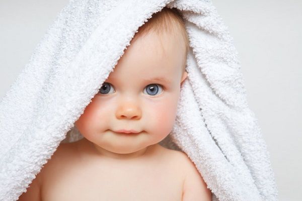 روش شستن صورت نوزاد 