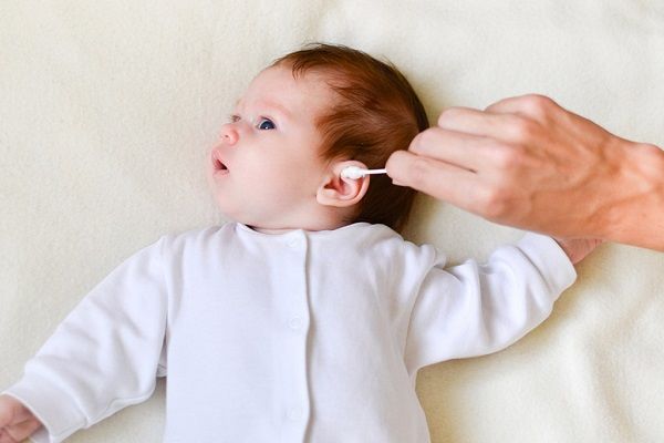 چگونه گوش نوزاد را خشک کنیم