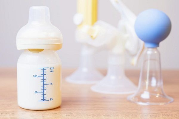 دوشیدن شیر مادر با دست