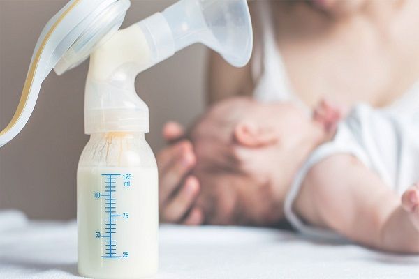 مشکلات دوشیدن شیر مادر با دست
