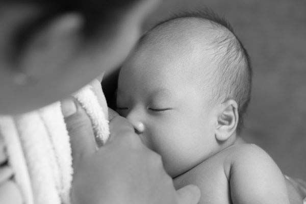 علت تمایل نوزاد به مکیدن سینه مادر