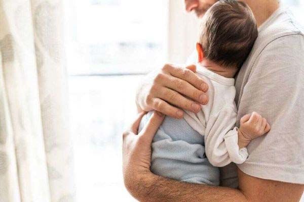 چرا باید کودک را در آغوش بگیریم؟