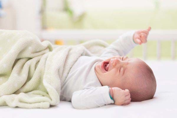 چرا اسهال منجر به سوختگی پای نوزاد می‌شود؟