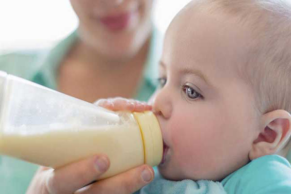 دادن شیر خشک همراه شیر مادر
