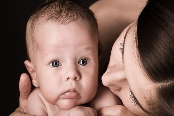 بینایی نوزادان چگونه تغییر می‌کند؟