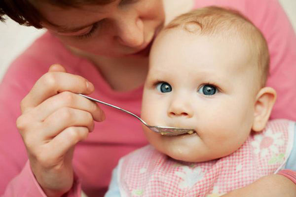 غذا دادن به کودک پنج ماهه در چه شرایطی بلامانع است؟