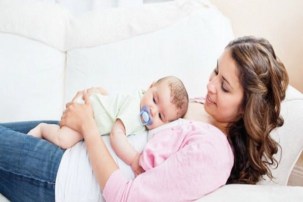 خوابیده غذا دادن به نوزاد چه مشکلاتی را ایجاد می‌کند؟