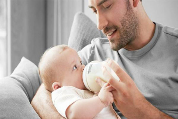 اصول غذا دادن به نوزاد با شیشه شیر