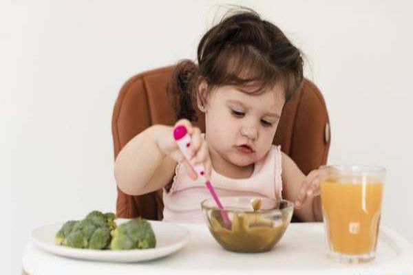 چگونه به کودک خود غذا بدهیم؟