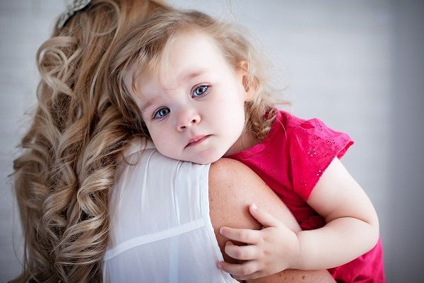 چه چیزی سطح اضطراب جدایی در کودک را مشخص می‌کند؟