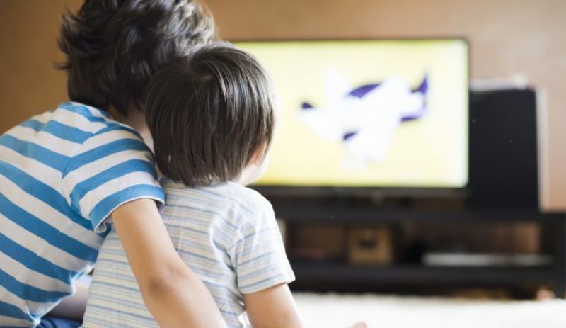 کودکان از چه سنی تلویزیون ببینند
