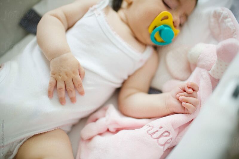 نیاز به مکیدن نوزاد در خواب