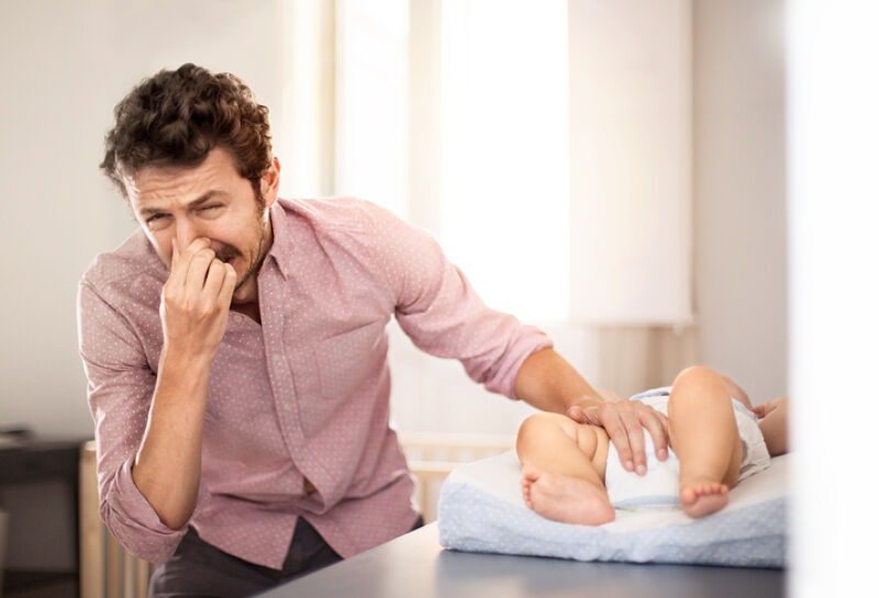 علت بوی تند ادرار نوزادان چیست؟