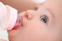 غذا دادن به نوزاد با شیشه شیر