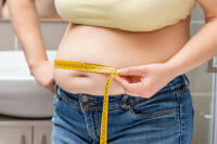 علت چاقی زنان در سنین بالا